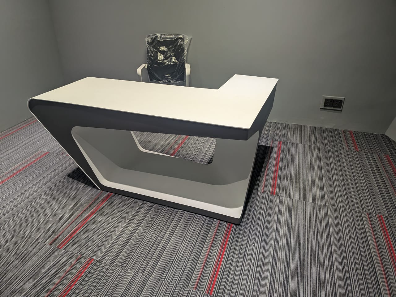 Modern MDF Wooden Customized Executive Desk – Luxury Boss Office Table