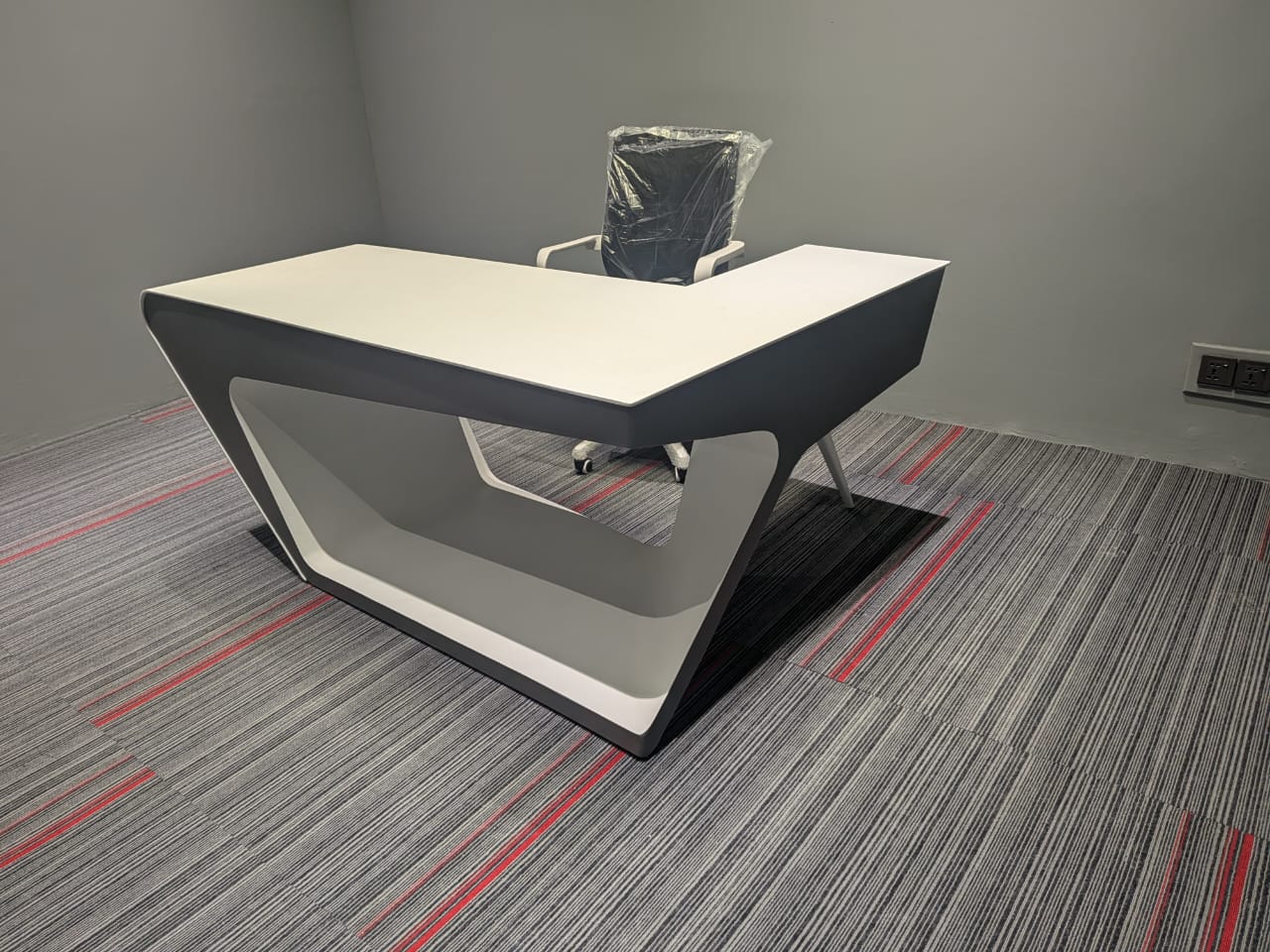 Modern MDF Wooden Customized Executive Desk – Luxury Boss Office Table